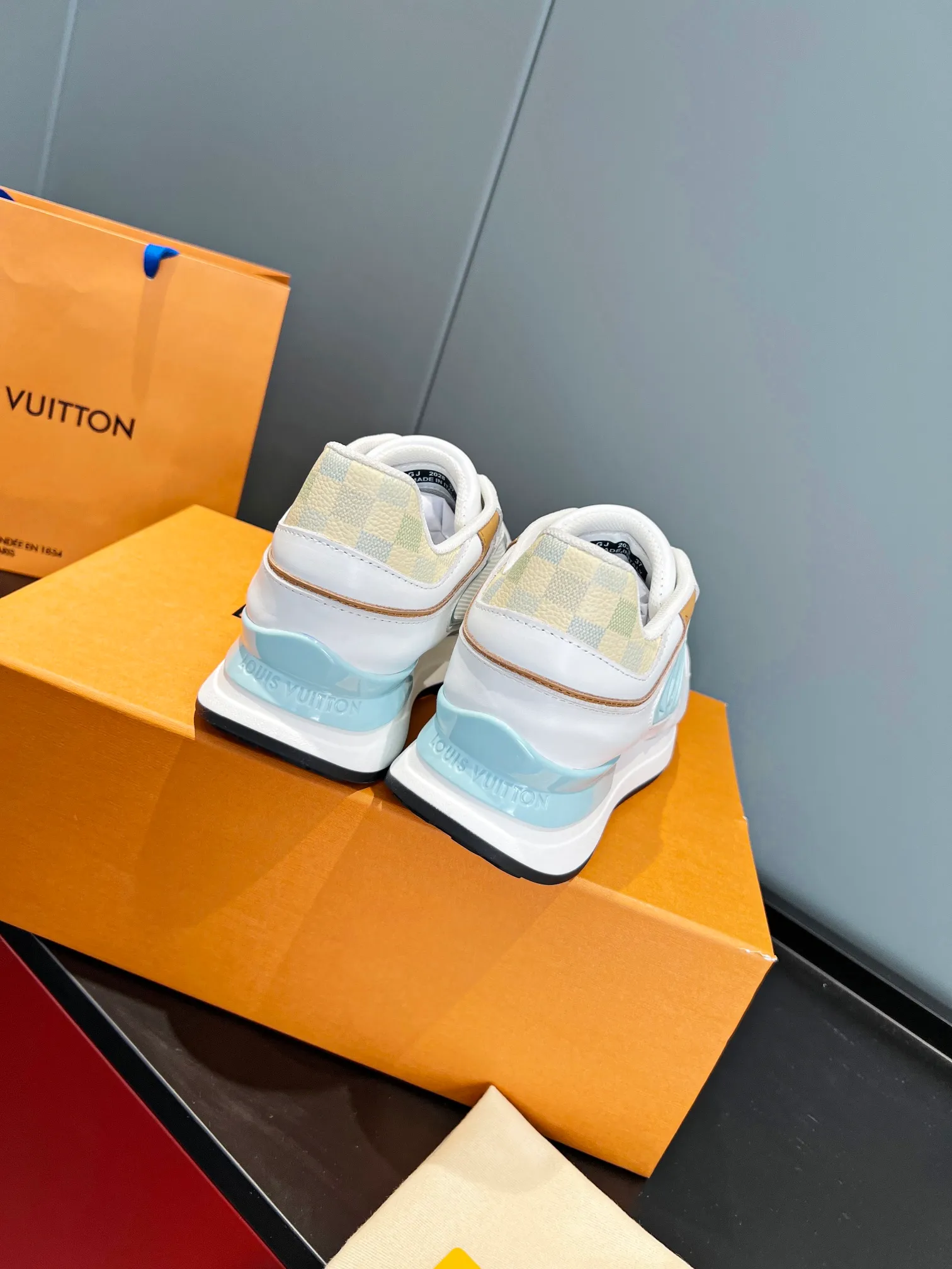 👟👟Ex-factory price 520👟👟 Couple model. louis vuitton ss24 new arrival～ Lv 2024 spring and summer new runaway sneakers ⚠️: Purchased as original 9060, disassembled and copied, upgraded version of the old model at the counter, with a more harmonious vision and lighter foot feel. It is 5cm taller, highly recognizable, and can be worn with eyes closed. Size 35-41